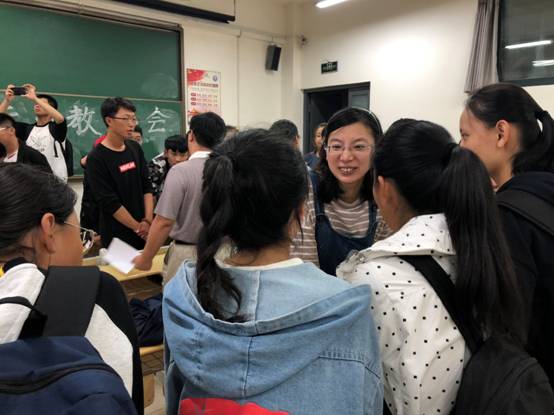 张晓敏老师给自己的学生讲解专业重要性.JPG 张晓敏老师给自己的学生讲解专业重要性.JPG